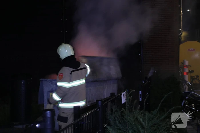 Containerbrand bij supermarkt