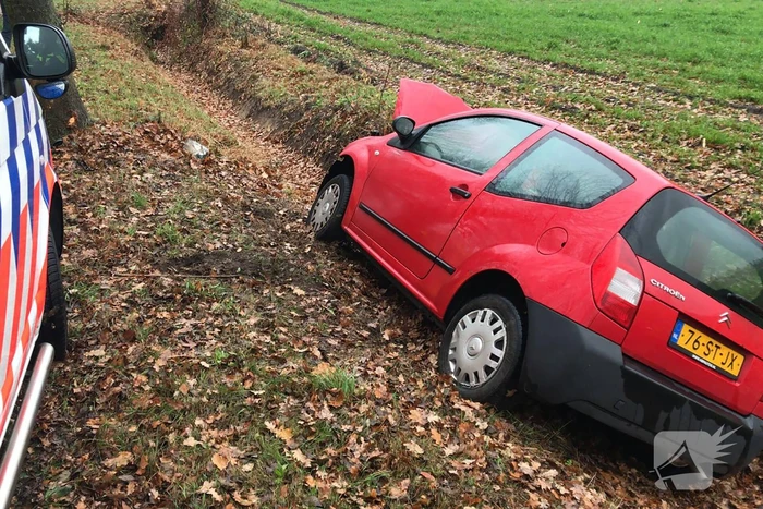 Twee gewonden na botsing met boom