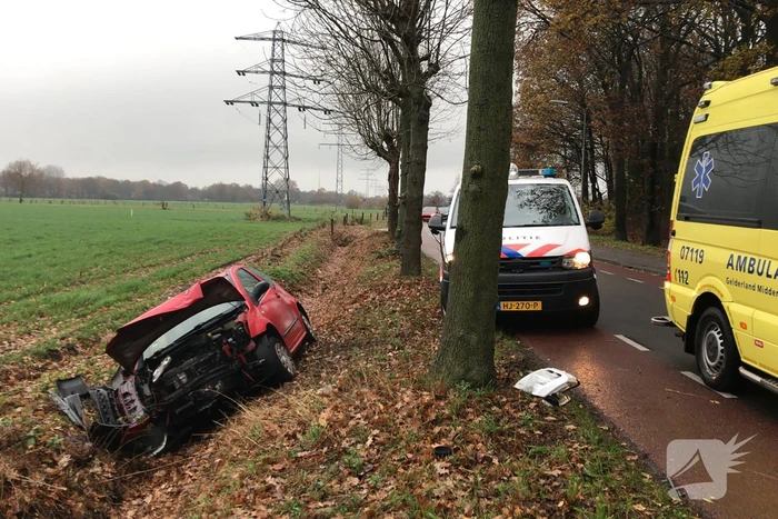 Twee gewonden na botsing met boom