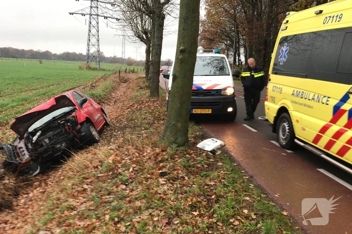 Twee gewonden na botsing met boom