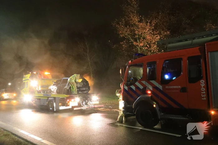 Voertuigbrand laait opnieuw op