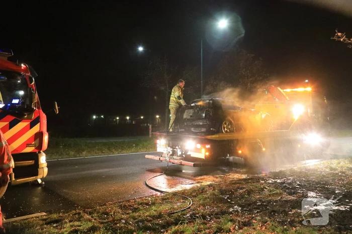 Voertuigbrand laait opnieuw op