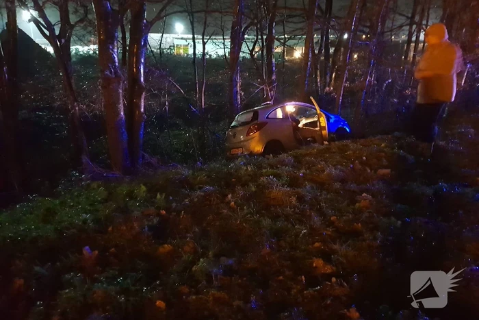 Auto beland naast de snelweg, Ã©Ã©n gewonde