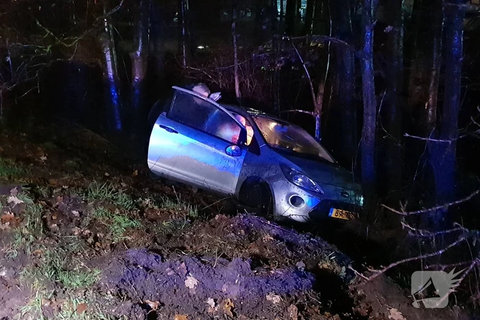 Auto beland naast de snelweg, Ã©Ã©n gewonde