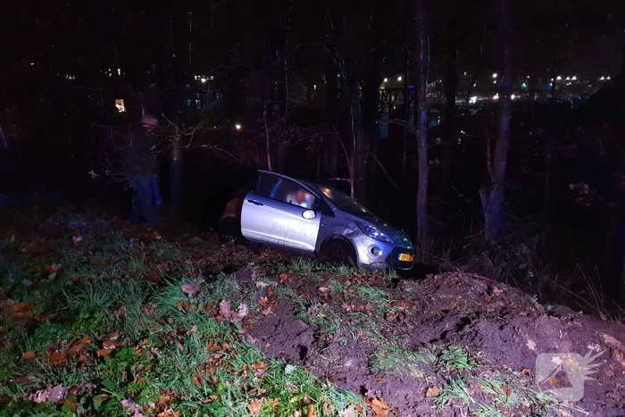 Auto beland naast de snelweg, Ã©Ã©n gewonde