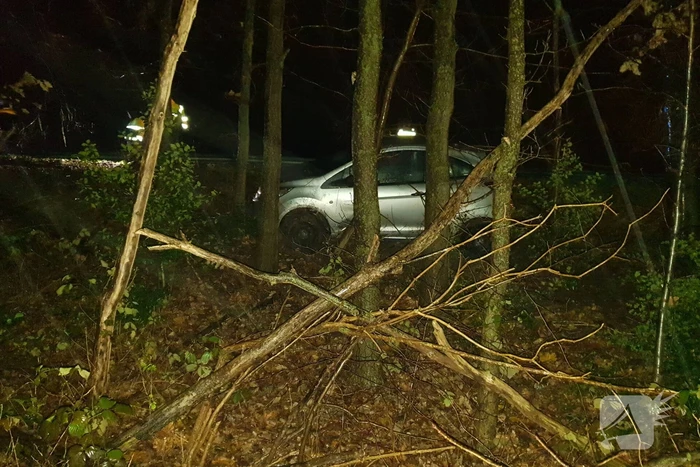 Auto beland naast de snelweg, Ã©Ã©n gewonde