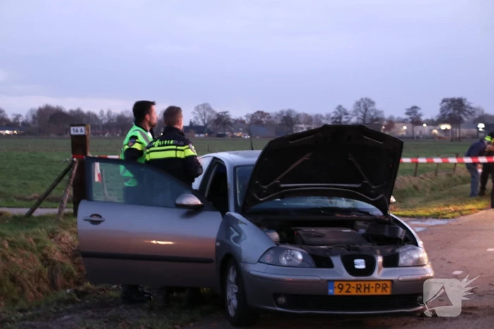 Bestuurster botst op boom en raakt gewond