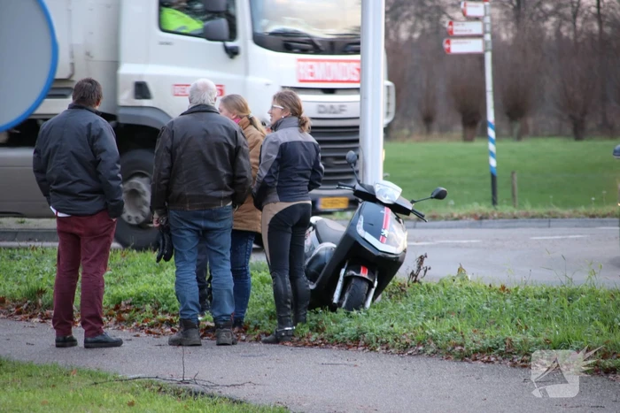 Brommer aangereden op rotonde