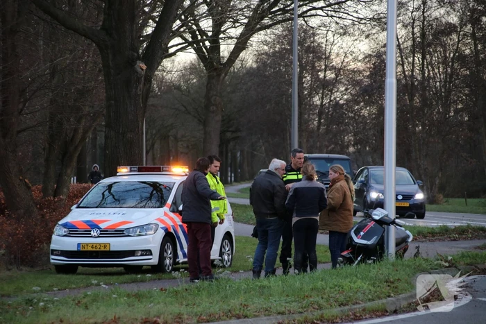 Brommer aangereden op rotonde