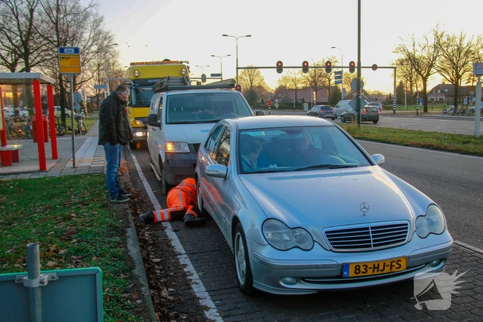 Voertuigen aan elkaar vast na ongeval