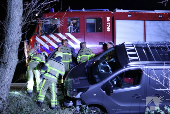 Bestuurder van bestelbus ramt politieauto en raakt van de weg