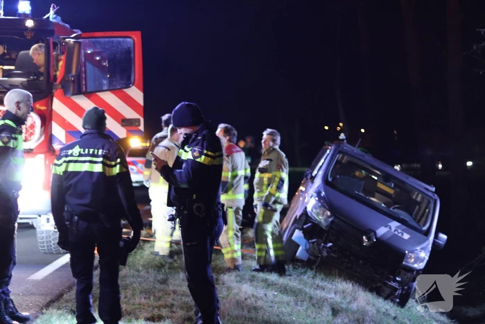 Bestuurder van bestelbus ramt politieauto en raakt van de weg