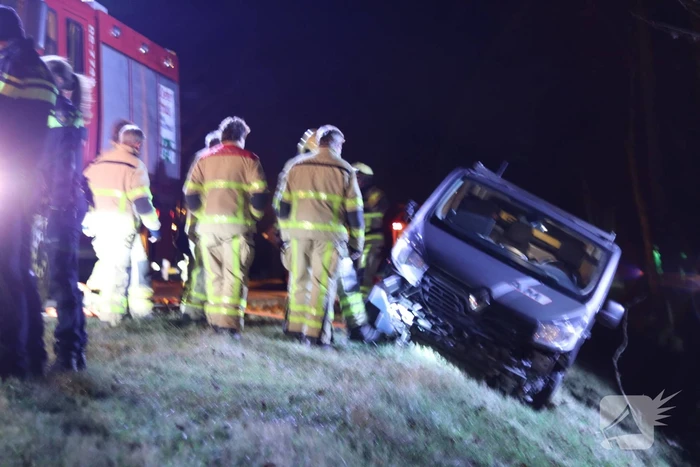 Bestuurder van bestelbus ramt politieauto en raakt van de weg