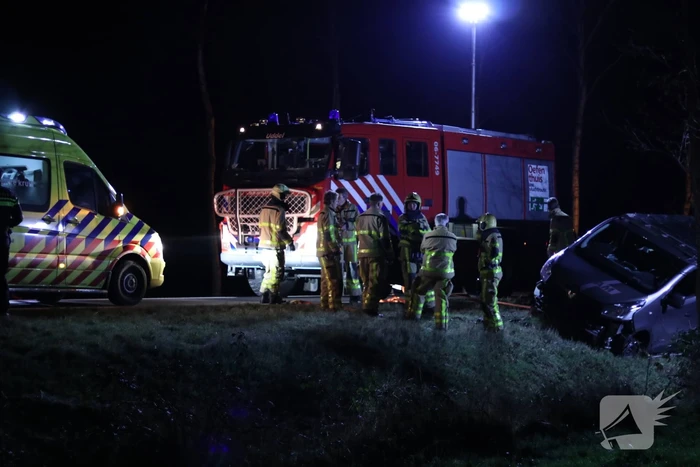 Bestuurder van bestelbus ramt politieauto en raakt van de weg