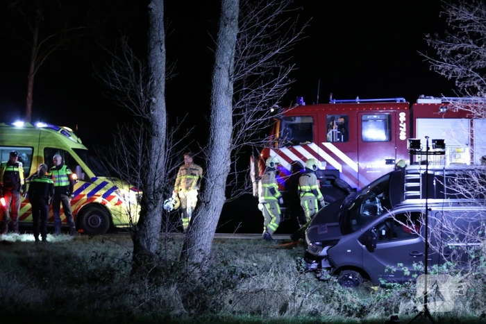 Bestuurder van bestelbus ramt politieauto en raakt van de weg