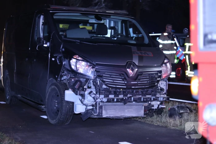 Bestuurder van bestelbus ramt politieauto en raakt van de weg