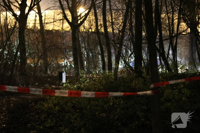 Overleden persoon aangetroffen in park