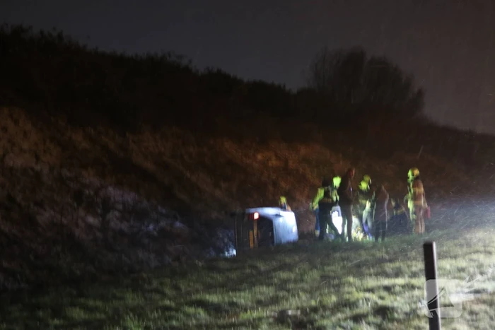 Auto raakt van de snelweg