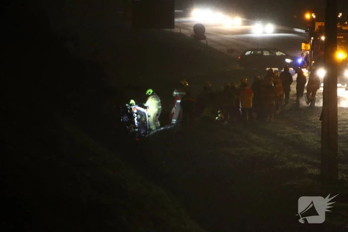 Auto raakt van de snelweg