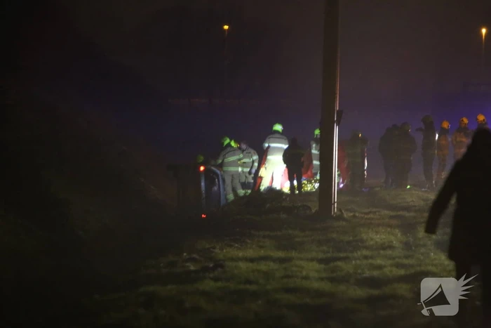 Auto raakt van de snelweg