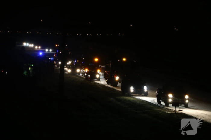 Auto raakt van de snelweg