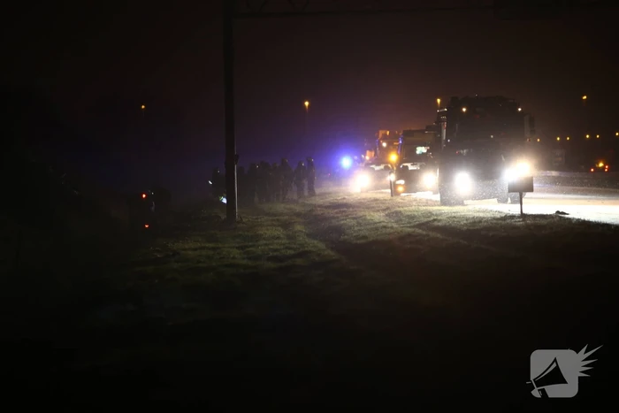Auto raakt van de snelweg