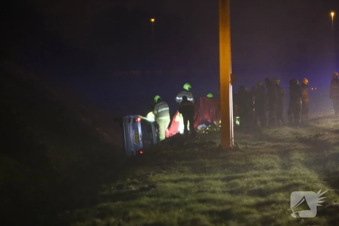 Auto raakt van de snelweg