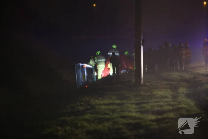 Auto raakt van de snelweg