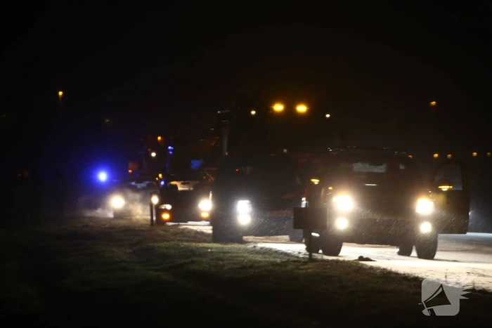 Auto raakt van de snelweg