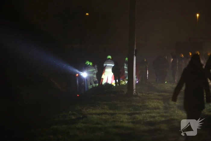 Auto raakt van de snelweg