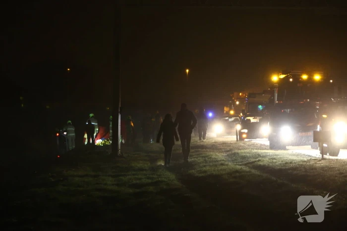 Auto raakt van de snelweg