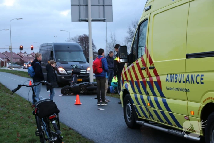 Bromfietser gewond na botsing met fietser