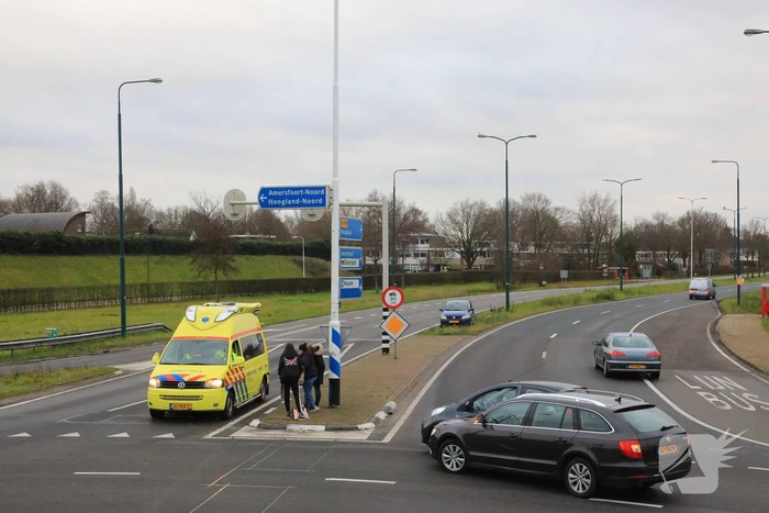 Auto's botsen op elkaar op rotonde