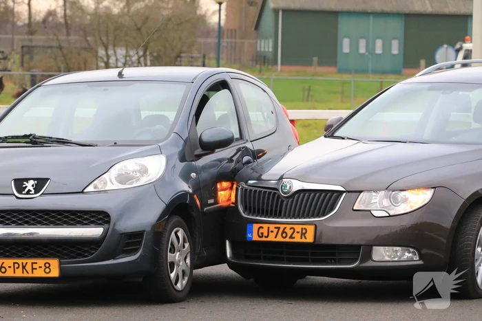 Auto's botsen op elkaar op rotonde