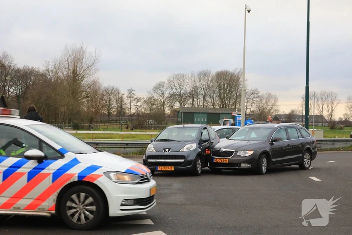 Auto's botsen op elkaar op rotonde