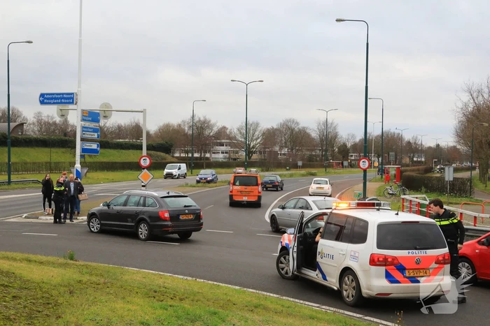 Auto's botsen op elkaar op rotonde