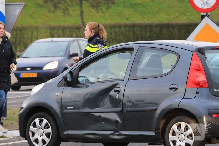 Auto's botsen op elkaar op rotonde