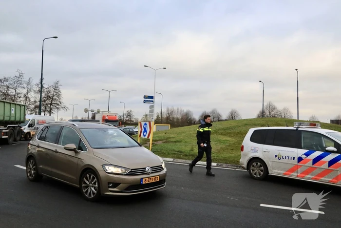 Auto's botsen op elkaar op rotonde