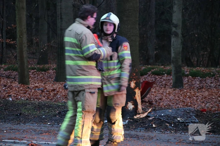 Auto raakt van de weg en botst frontaal op boom