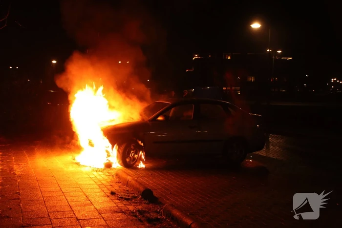 Auto in brand gestoken
