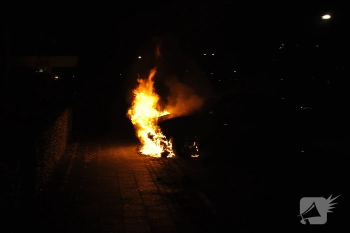Auto in brand gestoken