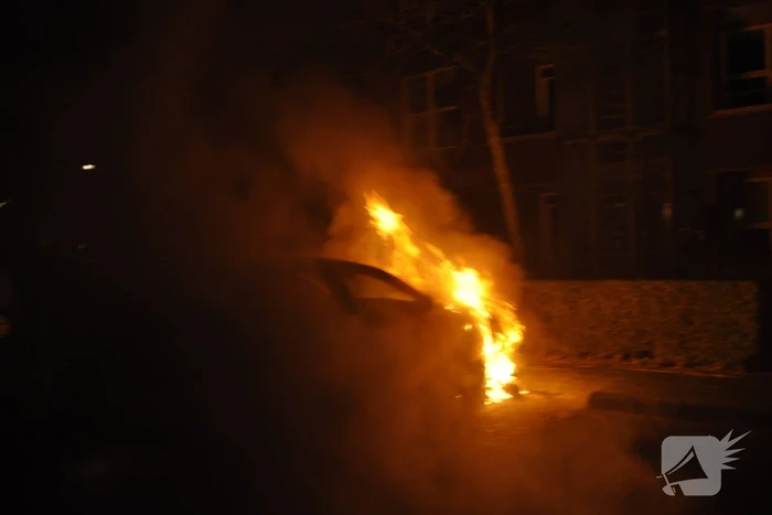 Auto in brand gestoken