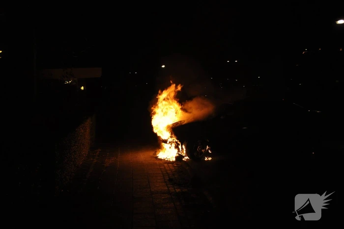 Auto in brand gestoken