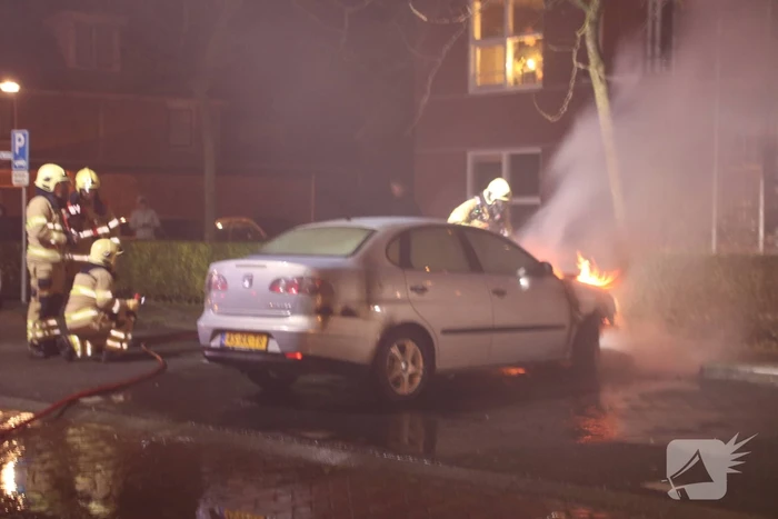 Auto in brand gestoken