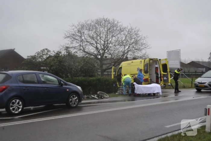 Overstekende fietsster geschept door auto