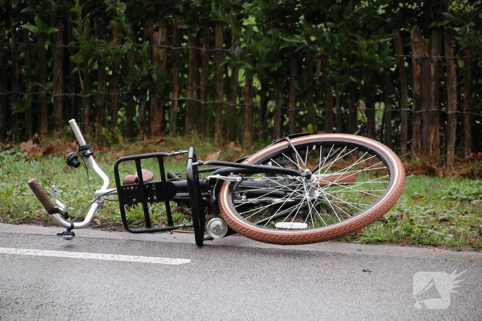 Overstekende fietsster geschept door auto