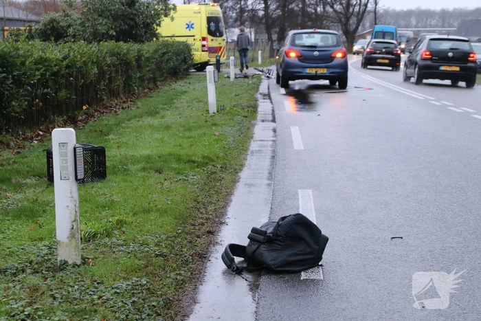 Overstekende fietsster geschept door auto