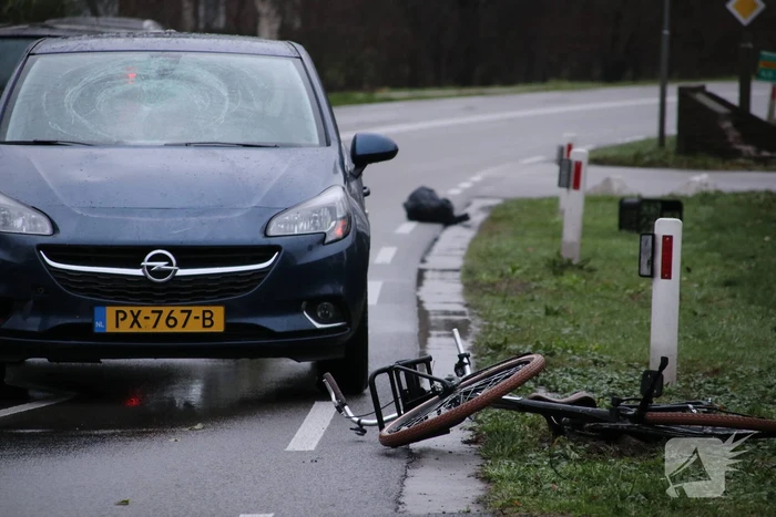 Overstekende fietsster geschept door auto