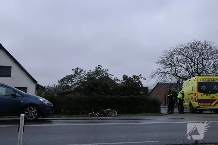 Overstekende fietsster geschept door auto