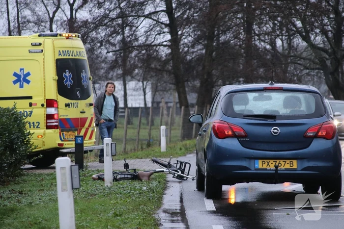 Overstekende fietsster geschept door auto